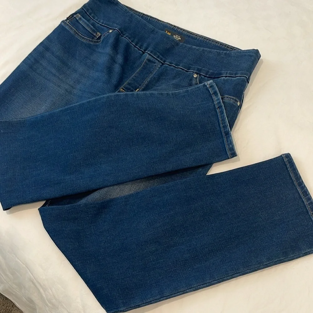 Lee | slim fit slim leg mid rise sculpting pull on jeans Sz 16 short